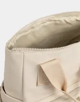 Mochila color crema de tela deportiva con manijas superiores, correas regulables, cierre superior, bolsillos laterales, bolsillo frontal con cierre y pouch estampado extraíble con solapa con hebilla de plástico para cerrado.