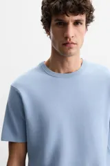 Camiseta celeste de punto con hilatura de mezcla de algodón, corte relaxed fit, cuello redondo, manga corta y acabados en rib.