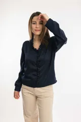 Blusa azul marino de manga larga en tela tipo seda, con escote en V con volado en todo el escote.