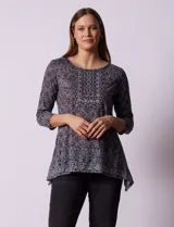 Blusa de modal estampado en tonos grises, marca Ruby Rd. Tiene corte holgado, mangas tres cuartos y cuello redondo. El frente está decorado con apliques de brillos.