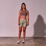 Top deportivo color marrón con espalda deportiva y paneles de malla.