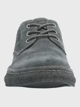 Zapato acordonado de gamuza color marrón claro con suela de goma.