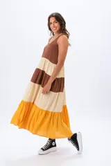 Vestido largo de tirantes con bandas horizontales en tonos marrón, beige y amarillo, confeccionado en viscosa, fresco y cómodo.