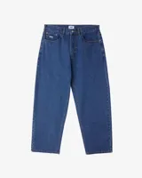 Pantalón de jean azul de corte amplio, con bolsillos delanteros y traseros, y logo bordado en el bolsillo delantero izquierdo.
