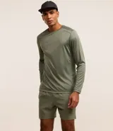 Bermuda deportiva masculina de poliéster color gris, con cintura elástica, cordón interno ajustable y estampa reflectante. Producto desarrollado con tejido y modelado para mayor comodidad y libertad de movimientos durante la práctica deportiva.