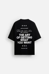 Camiseta negra de corte holgado, cuello redondo y manga corta. Estampado frontal con la frase "Take the risk or lose the chance" en color blanco.