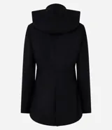 Campera negra alargada de polivelour, con cuello con capucha, recortes delanteros, bolsillos con solapa y forro de poliéster.