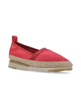 Slip-on plateado con textura de piel de serpiente, elástico lateral y suela de yute.
