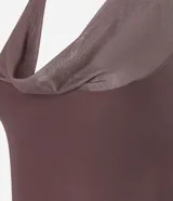 Body marrón de tule con escote drapeado, frente única y espalda descubierta.