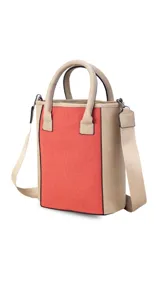 Matera color beige con panel frontal color coral. Tiene doble asa corta y correa larga regulable.