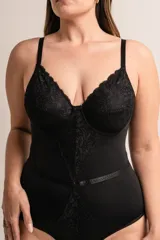 Body negro de lycra y puntilla elastizada, con aro, breteles regulables y detalle en la cintura.