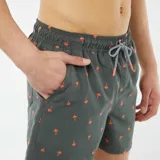 Short de baño gris con estampado de palmeras color naranja, cintura elástica con cordón ajustable blanco y negro.