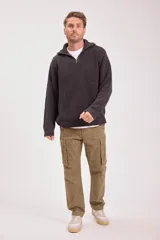 Pantalón cargo color beige con múltiples bolsillos con solapa y cierre de botón.