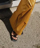 Sandalias negras con plataforma y detalle de roseta en la tira delantera.