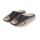 Sandalias tipo slipper cerradas en la parte delantera con abertura en la punta, color negro con plantilla color beige claro. Presentan un diseño ergonómico con textura acanalada en la parte superior y suela con relieve.