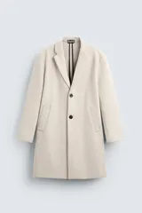 Abrigo straight fit color beige confeccionado en tejido con lana. Cuello con solapas de muesca, manga larga acabada en puño con botones, bolsillos de vivo en cadera, detalle de bolsillo interior y bajo con abertura en centro espalda. Cierre frontal de botonadura.
