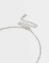 Collar corto de perlas blancas con dijes de rosas rojas.