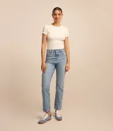 Pantalón de jeans celeste de corte slim, tiro alto y cinco bolsillos.