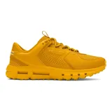 Zapatillas de trekking en color mostaza, con diseño duradero y moderno, ideales para terrenos variados.