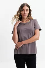 Remera celeste de algodón con cuello redondo y calce regular.