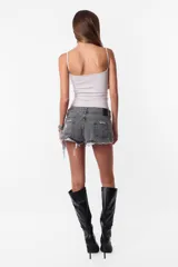 Short de jean gris oscuro, tiro medio, con roturas y ruedo deshilachado.