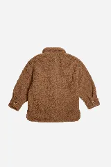 Saco de sherpa color beige, con cuello camisero, cierre con botones y bolsillos laterales.