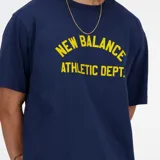 Remera de manga corta color azul marino con estampado frontal en amarillo que dice "New Balance Athletic Dept.".