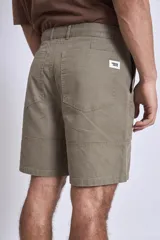 Bermuda color verde militar con bolsillos laterales y traseros.