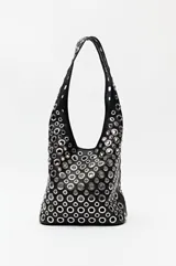 Cartera negra estilo hobo con apliques metálicos plateados en toda su superficie.