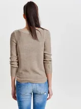 Sweater de punto color beige, con cuello redondo y mangas largas.