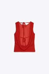 Top rojo de cuello redondo y tirantes anchos. Detalle de escote en espalda con tira cruzada ajustable con lazada.