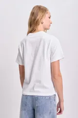 Remera blanca de algodón con cuello redondo y estampado frontal con la frase "Los Angeles" en letras negras con efecto 3D.