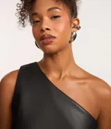 Blusa negra de hombro único confeccionada en poliuretano, con bretel ancho, sin mangas, modelo alargado y franzidos laterales.