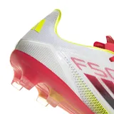 Championes de fútbol Adidas F50 PRO FIRM GROUND CLEATS, con exterior liviano Fibertouch con textura Sprintweb 3D y lengüeta Túnel de ajuste de compresión. Suela Sprintshell 360 optimizada para terreno firme. Diseño en blanco, rojo, amarillo y negro.