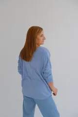 Remera celeste de mangas largas con escote en V.