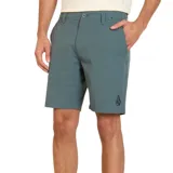 Bermuda de hombre color verde con logo de la marca Volcom en la pierna.