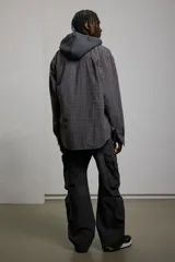 Pantalón cargo negro de corte recto, con múltiples bolsillos con cierre y botón.