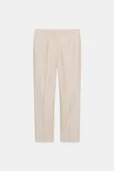 Pantalón de vestir color beige, de tiro alto, corte recto y largo cropped.