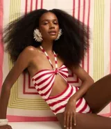 Malla enteriza de microfibra rayada en rojo y blanco, con lazo en el cuello, recortes cutout y copas desmontables.