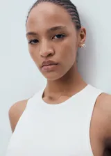 Vestido largo blanco de punto, sin mangas, con cuello halter y diseño entallado.