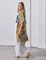 Kimono tejido con estampado abstracto multicolor, mangas amplias estilo japonés y terminación de ruedo con borlas amarillas.
