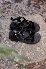 Sandalias de cuero color marrón con plataforma de goma negra.