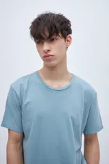 Remera negra de algodón, de corte recto y manga corta.