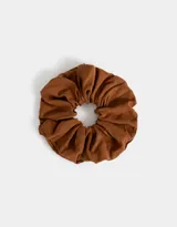 Maxi scrunchie de suede color marrón.