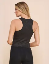 Top dorado de lurex sin mangas y cuello redondo.