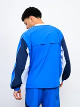 Buzo deportivo azul marino, rojo y blanco con escudo del Club Nacional de Football en el pecho y logo de Umbro en la manga.