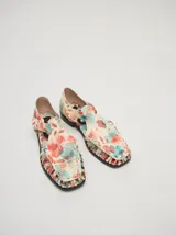 Sandalias de cuero azul con diseño semi-abierto y tiras tipo gladiador. Cierre con velcro y forro interior de cuero de chancho. Calzan chico.