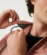 Camisa manga larga color rosa con capucha gris, cierre con botones, bolsillos frontales y corte recto.