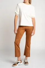 Remera color crema de algodón peinado, corte al cuerpo y mangas globo 3/4.