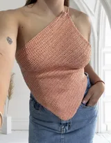 Top tejido al crochet color salmón, con tirante fino al cuello y espalda descubierta.